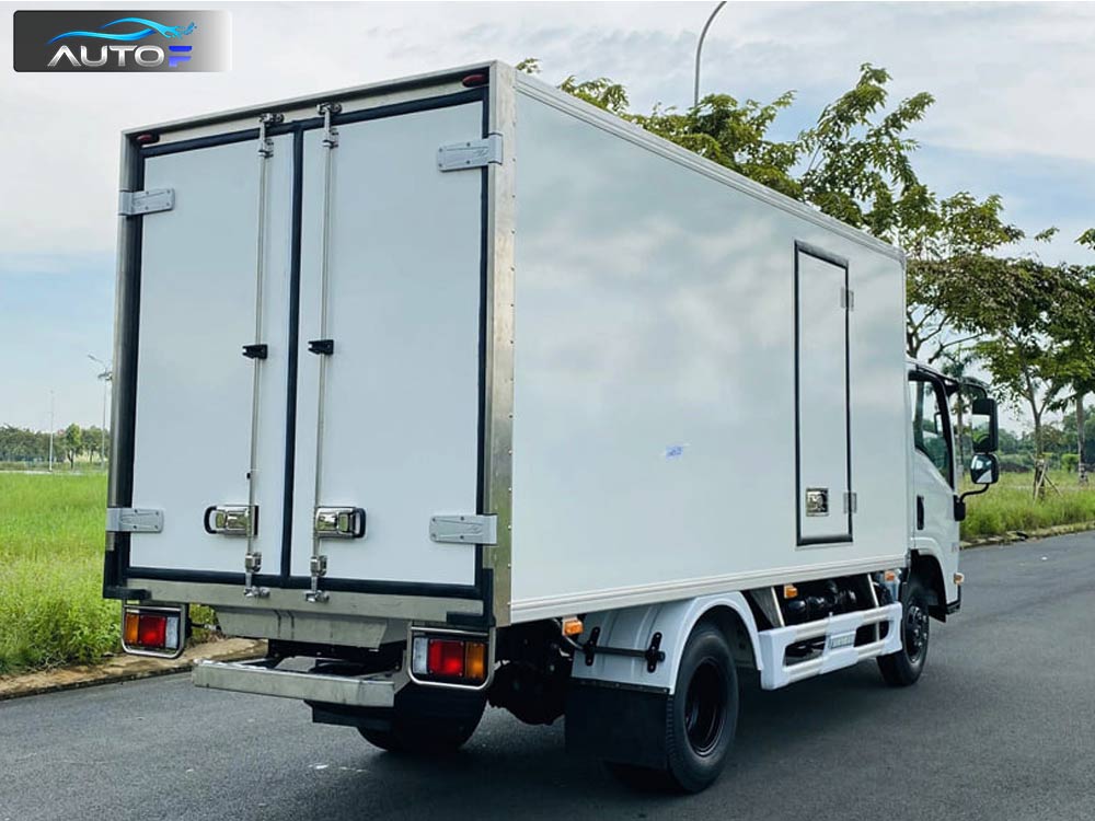 Xe tải isuzu QKR 270 thùng kín composite 2.8 tấn dài 4.3 mét